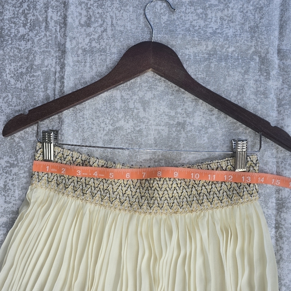 Elegant Cream Pleated Skirt. - Picture 4 of 8